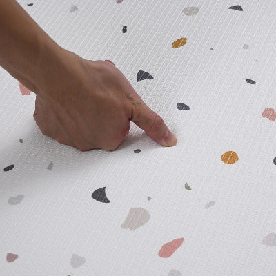 Une grosse pression sans déformation pour montrer la densité de mousse tapis bebe.