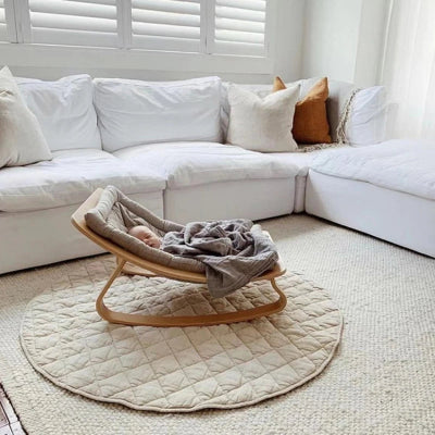 Mousse tapis bebe comme support pour transat avec bebe sans risque de qu'il se renverse.