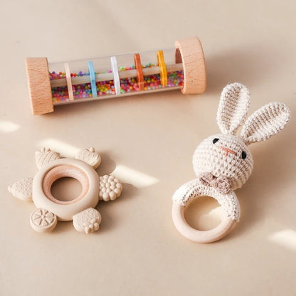 Pack sensoriel composé d'un baton de pluie bebe, un hochet lapin et un anneau de dentition