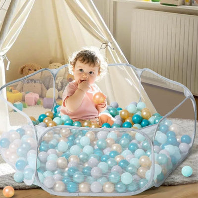 Bébé en pleine découverte et en toute quiétude dans sa piscine à balles 