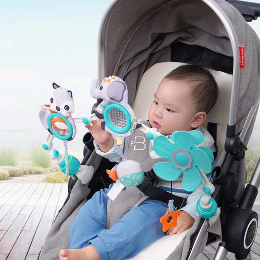 Bébé profite de la balade avec sa spirale d'activité qui l'accompagne.