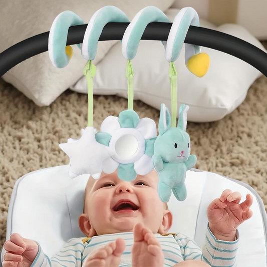 Bébé interagit avec les éléments supendus de sa spirale d'activité enroulé sur son transat
