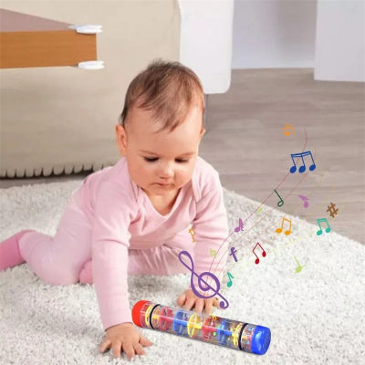 Le son captivant de baton de pluie oublige le bébé à se mettre en position de reptation pour essayer de l'atteindre.