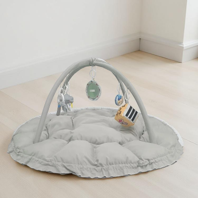 Tapis anti chute bebe avec bord de sécurité  sous forme de tapis d'éveil
