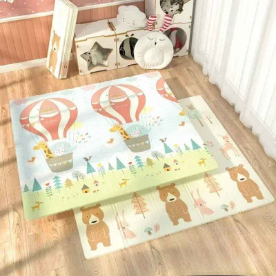 Tapis mousse bébé imprimé de Girafe et lapis dans la montgolfière et ours de l'autre côté.