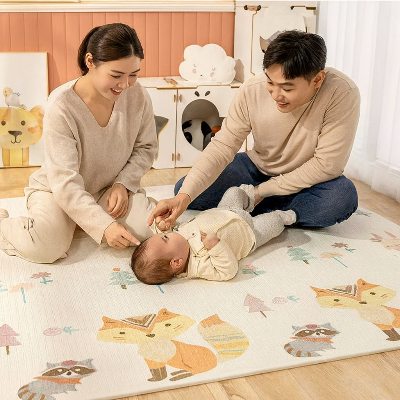 La famille sur pousse tapis mousse bébé pour une éance d'éveil avec le tout petit