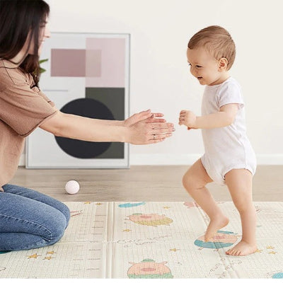 Les premiers pas avec confiance et sourire sur tapis mousse bébé